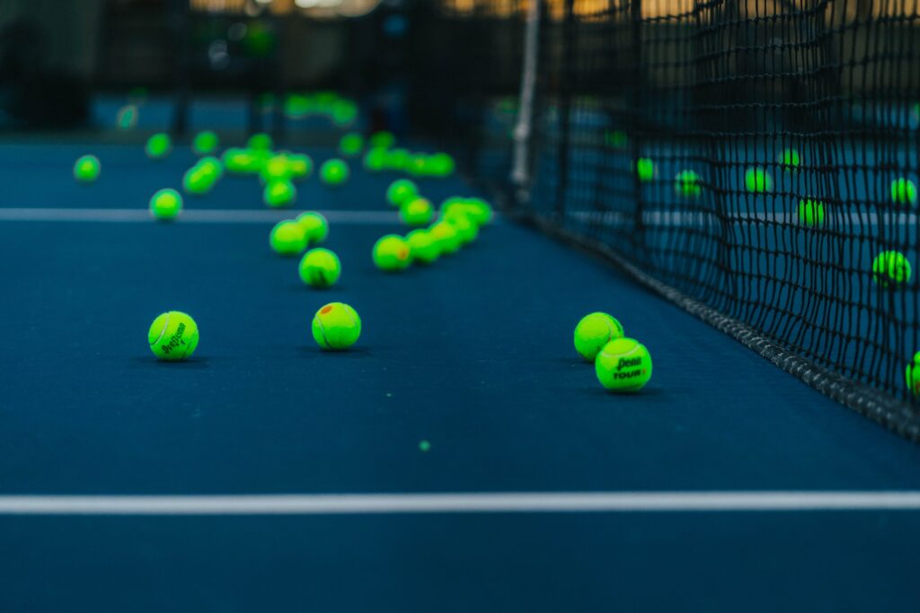 Kesal Timnya Main Hari Senin, Suporter Lempar Ribuan Bola Tenis ke Lapangan